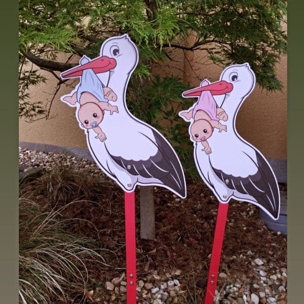 Storch mit Baby im Schnabel