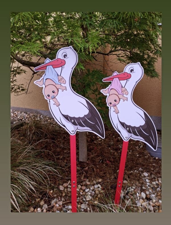 Storch mit Baby im Schnabel